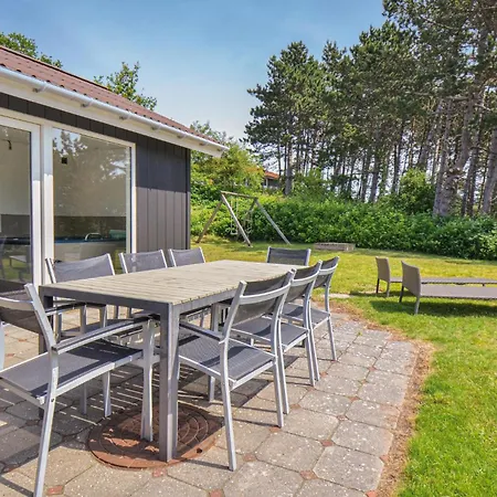 4 Bedroom Amazing In Holiday home