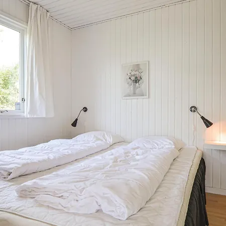 4 Bedroom Amazing In Holiday home