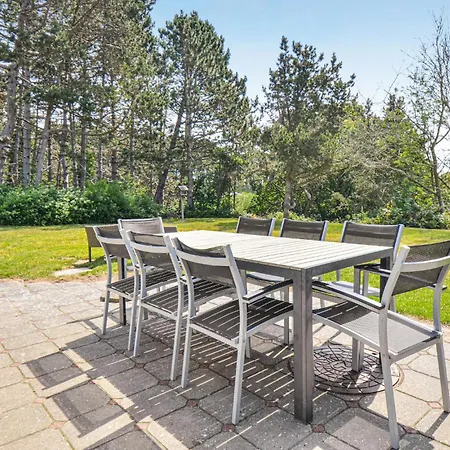 4 Bedroom Amazing In Holiday home